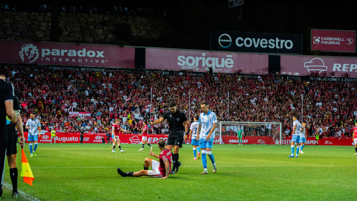 L’àrbitre Eder Mallo exigint la retirada de Gorka Santamaría.