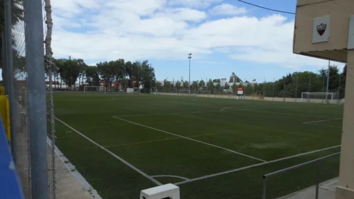 Foto de archivo del campo de fútbol municipal de Icomar, uno de los ocho equipamientos donde se renovará el césped artificial.