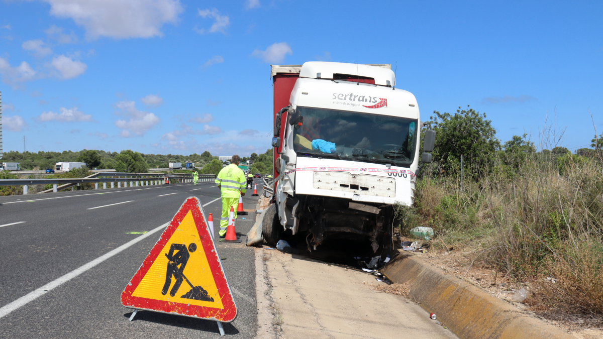 Imatge frontal del camió implicat en l'accident a l'N-340 a la Pobla de Montornès, on ha mort una persona.