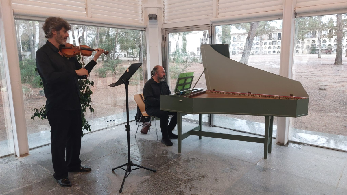 Josep Maria Ferrando, en el violín, y Marc Torres, en el clavicémbalo, ofrecieron el concierto que clausuró el ciclo de actividades Primavera en el Cementerio.