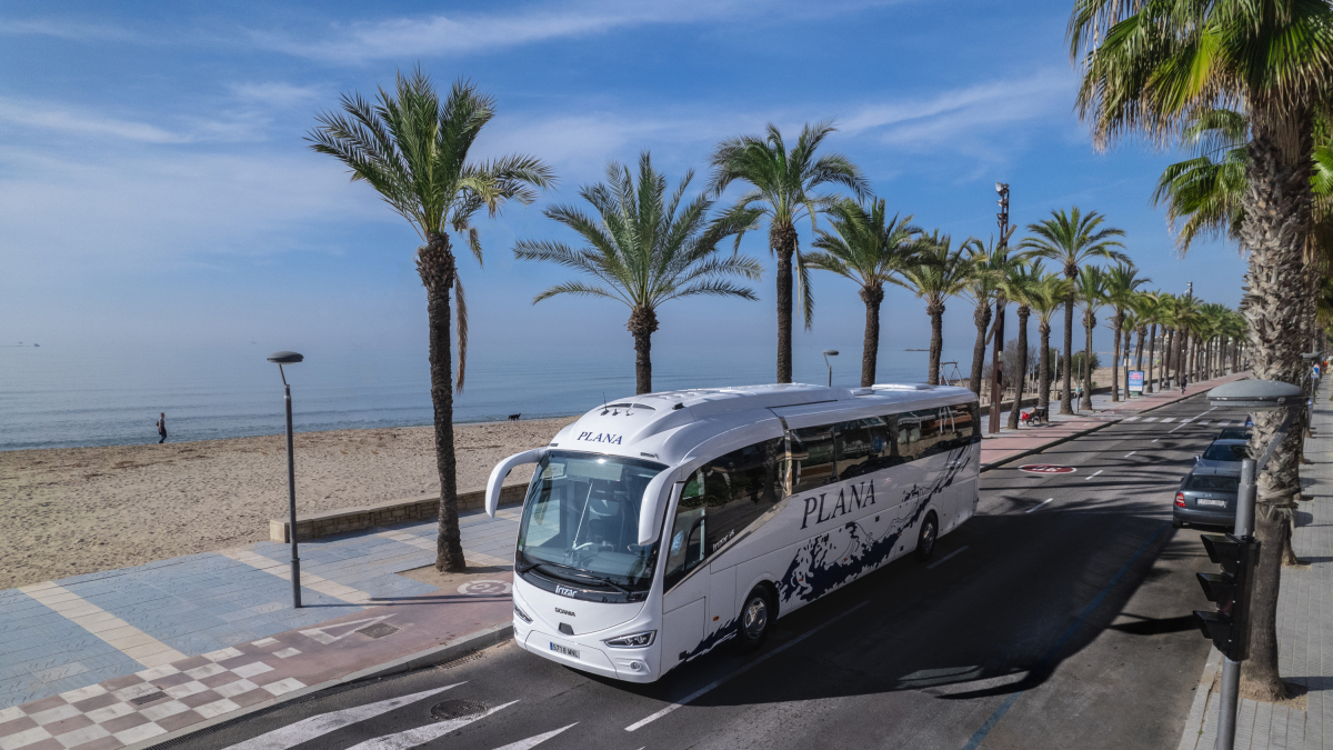 Un bus Plana circulant per Salou.