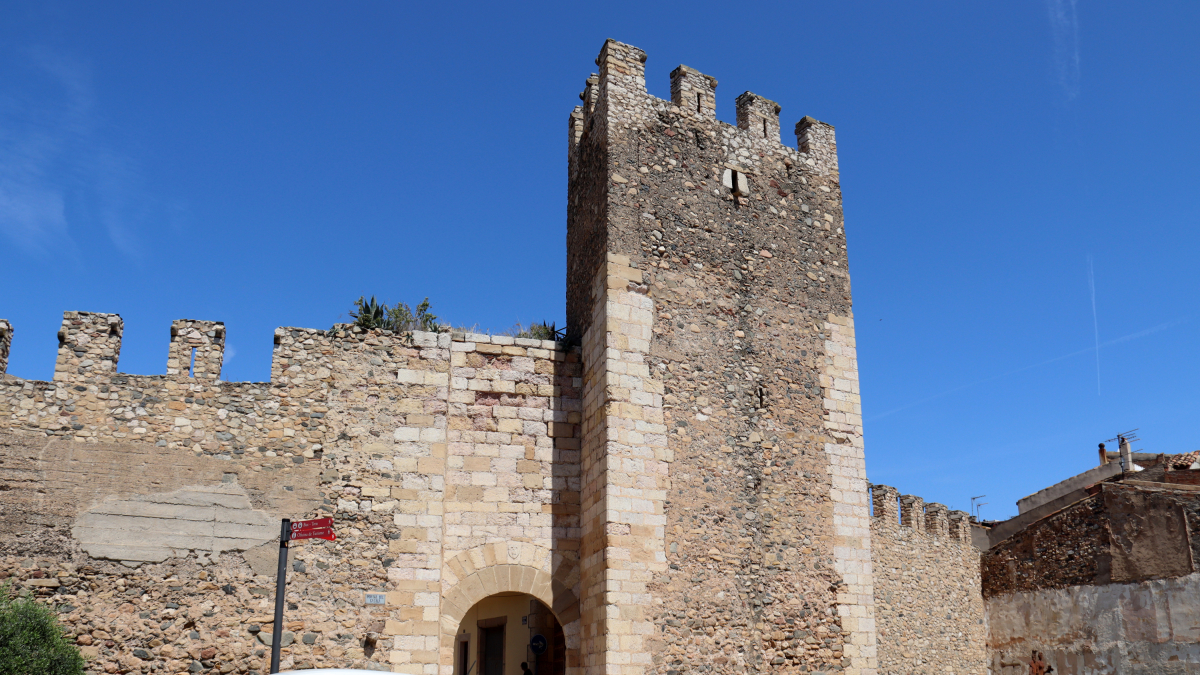 Imatge de la torre del Castlà de Montblanc des de fora de la muralla.