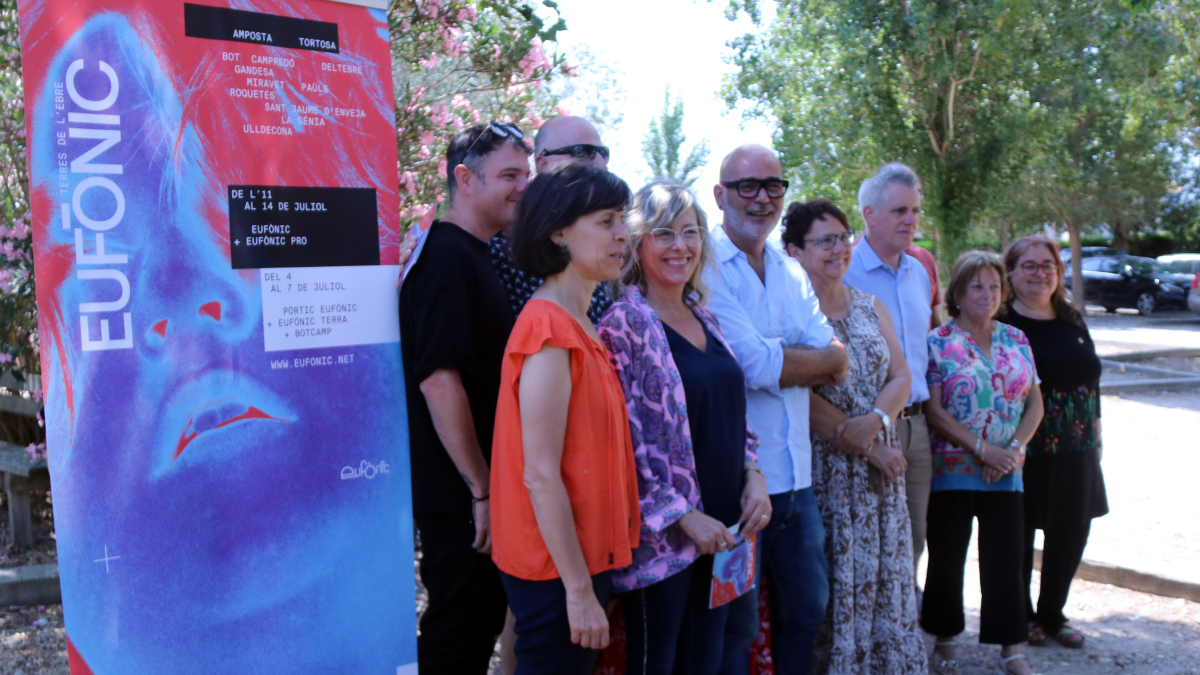 L'organització d'Eufònic, amb els alcaldes i representants del Departament de Cultura, a l'embarcador de Balada, a Amposta.