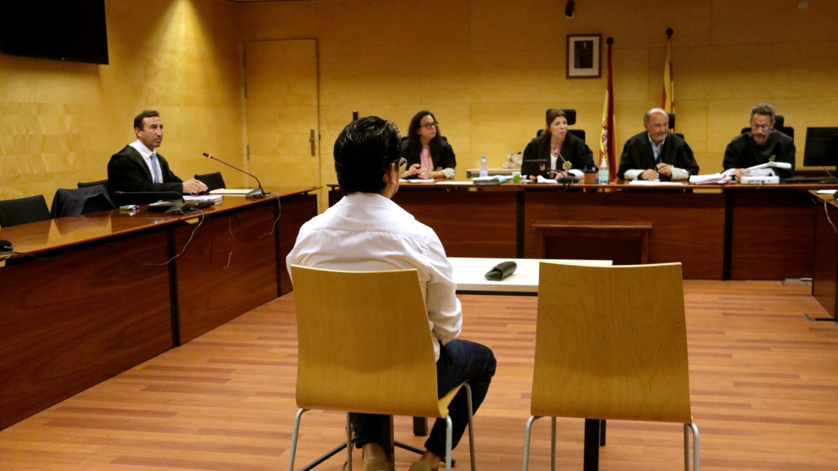 De espaldas, el acusado de violar una familiar menor de edad en Olot.