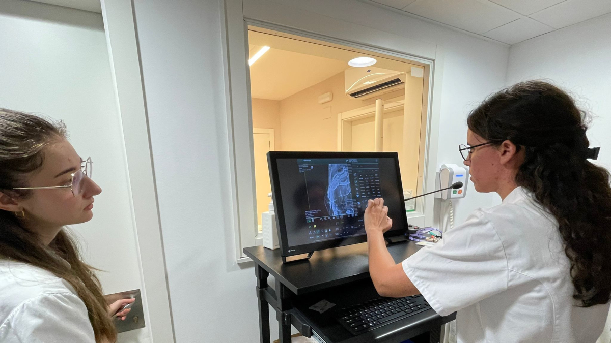 Tècniques de radiologia del CMQ de Reus durant les proves de raig X als gegants vells de l'Arboç.
