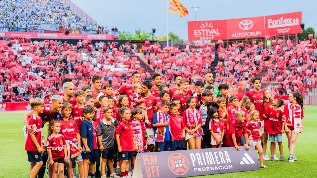 El último once inicial del Nàstic de la temporada acompañado de jóvenes nastiquers.
