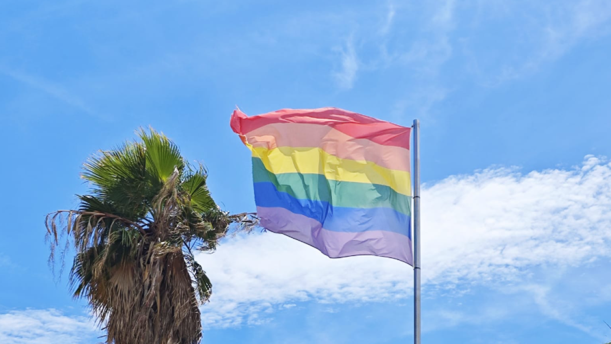 Imatge d'una bandera multicolor a Salou.