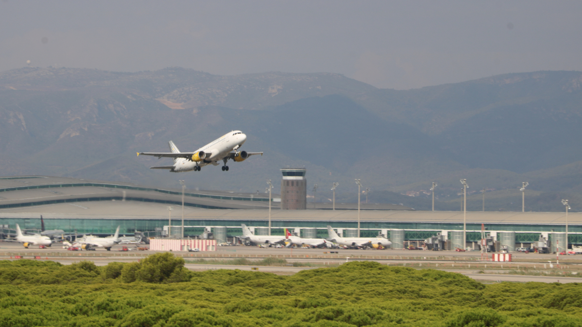 Un avió enlairant-se des de la T1 de l'Aeroport del Prat.