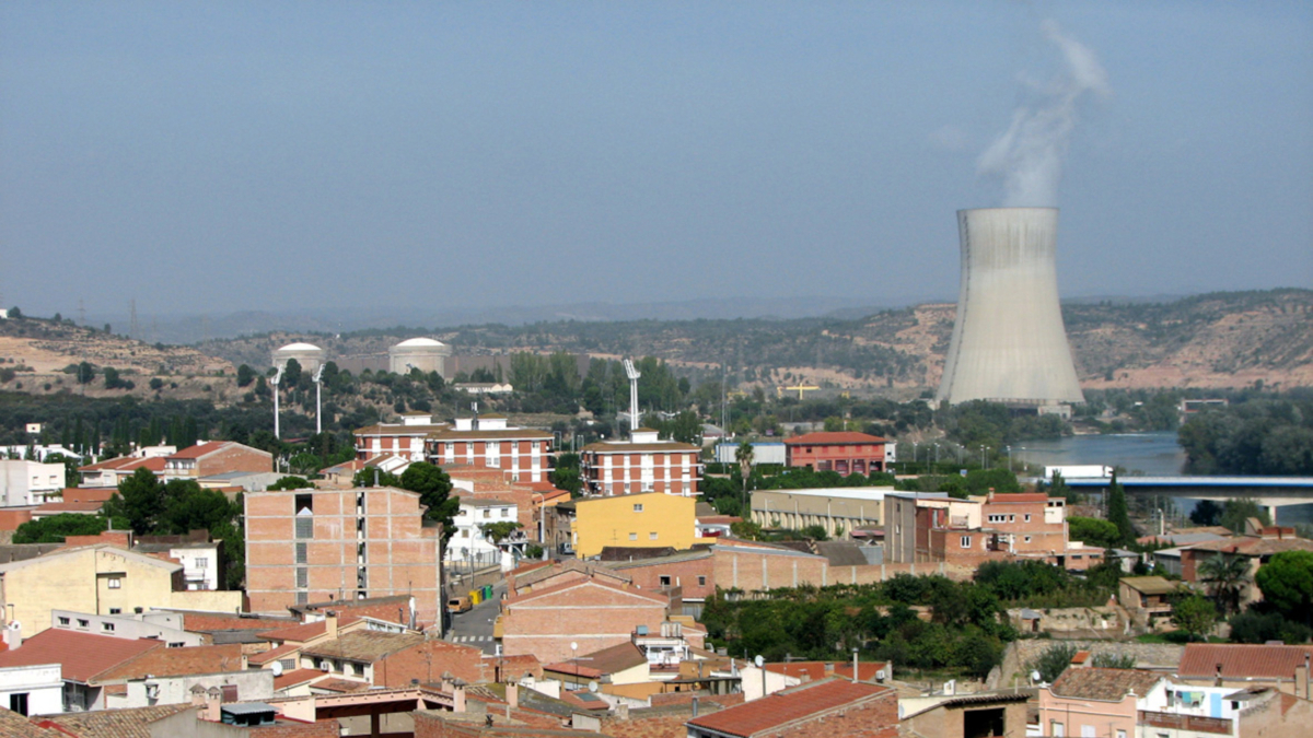 Imagen de archivo del municipio de Ascó con la chimenea de la central nuclear en el fondo.