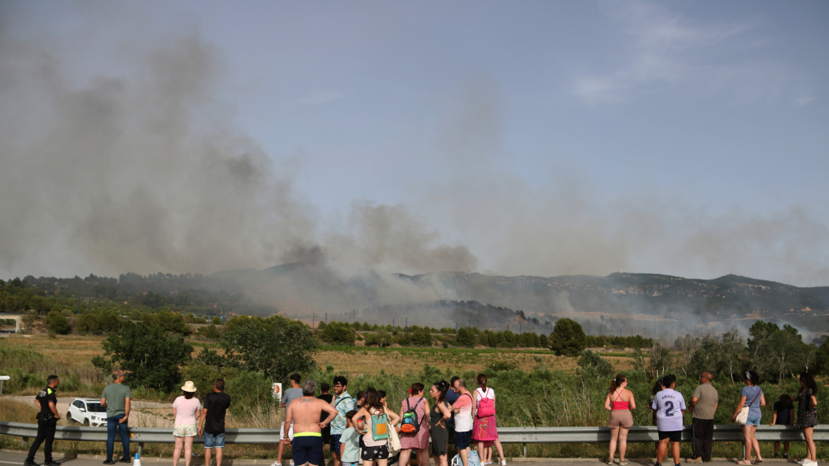 Usuaris del càmping i curiosos observen l'avanç de les flames a Montblanc.