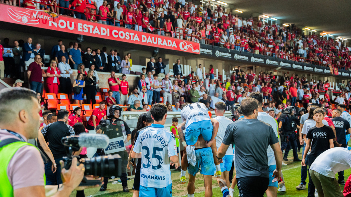 Los jugadores de la Málaga celebran el ascenso delante del palco del Nou Estadi.