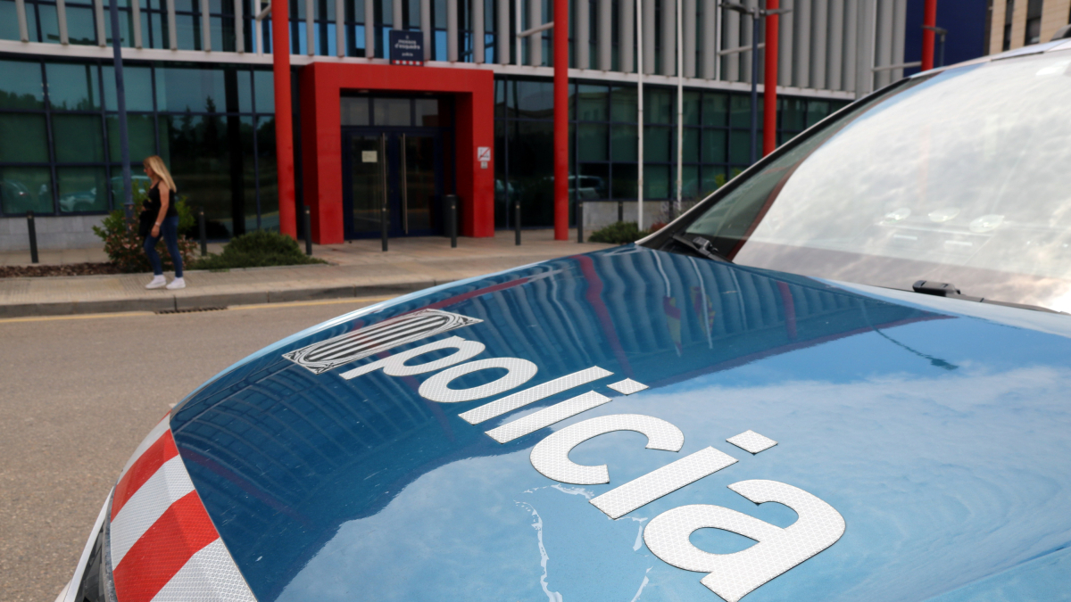 Capó d'un cotxe de Mossos d'Esquadra.
