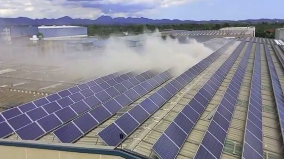 Imatge de la nau incendiada a Valls.