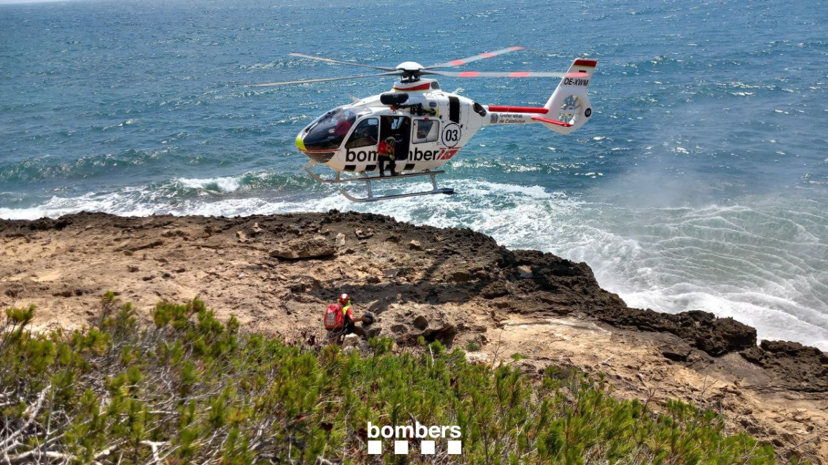 Rescate de una mujer este domingo en una cala del Perelló.