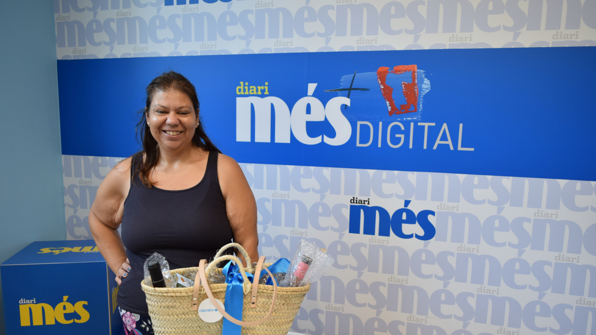Sonia Román Mañas recoge la cesta de Caprabo y Diari Més.