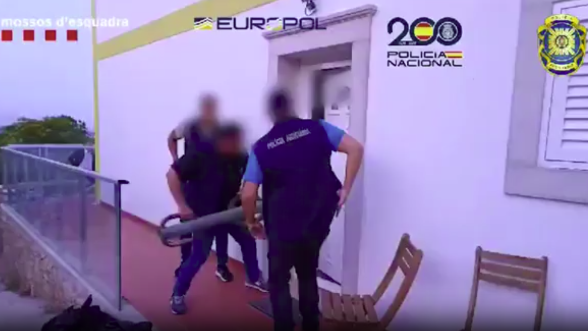 Imatges de recurs de l'operatiu policial de Mossos i Policia Nacional contra una trama que estafava persones grans.