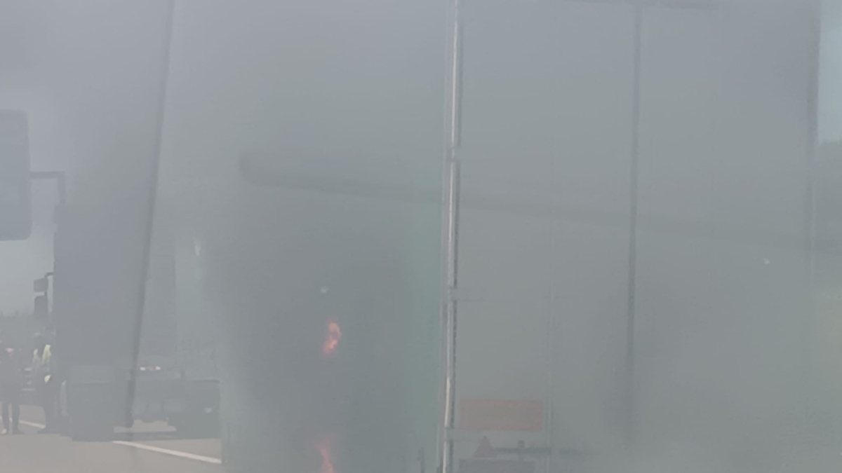 Imagen del remolque incendiado.