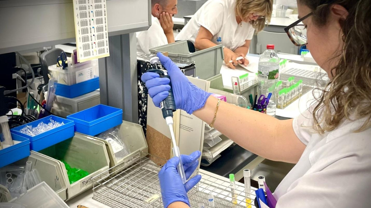 Una de les investigadores del projecte fent proves.