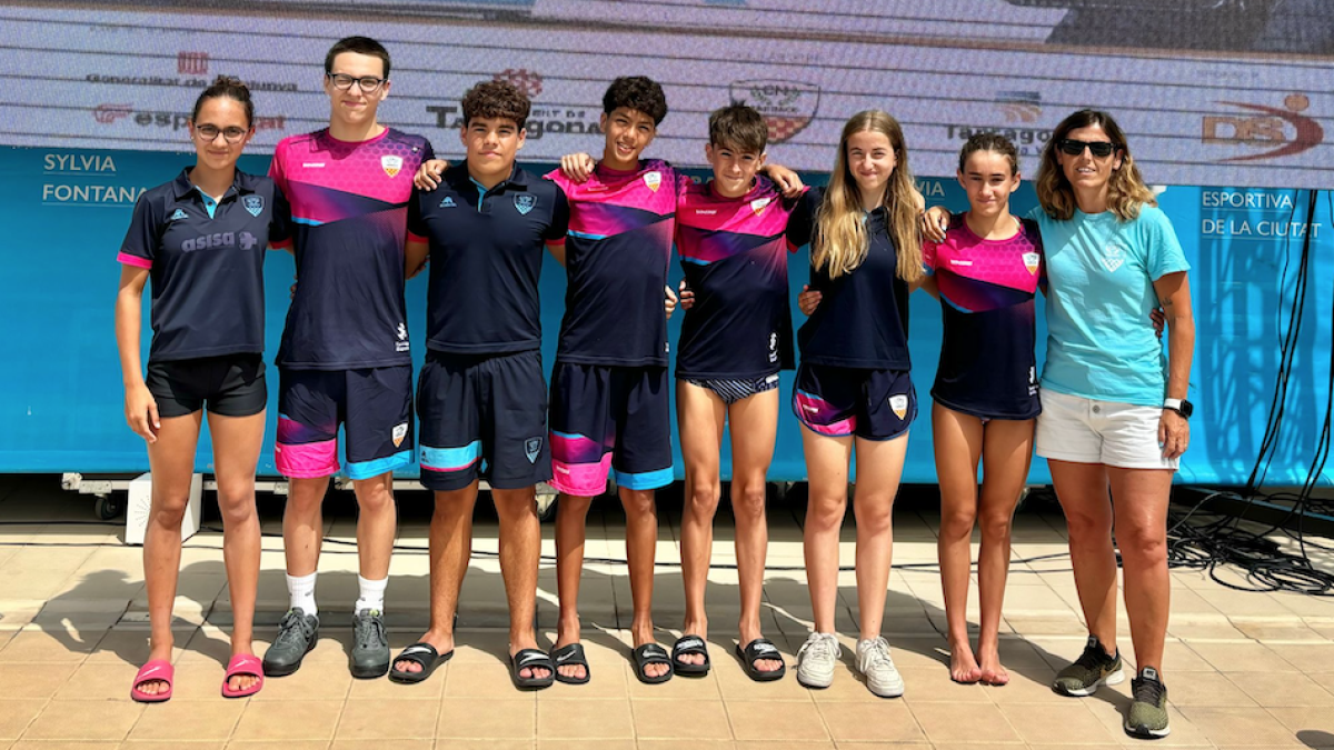 El equipo de nadadores del CN Tàrraco durante el Campeonato de Cataluña de Verano.