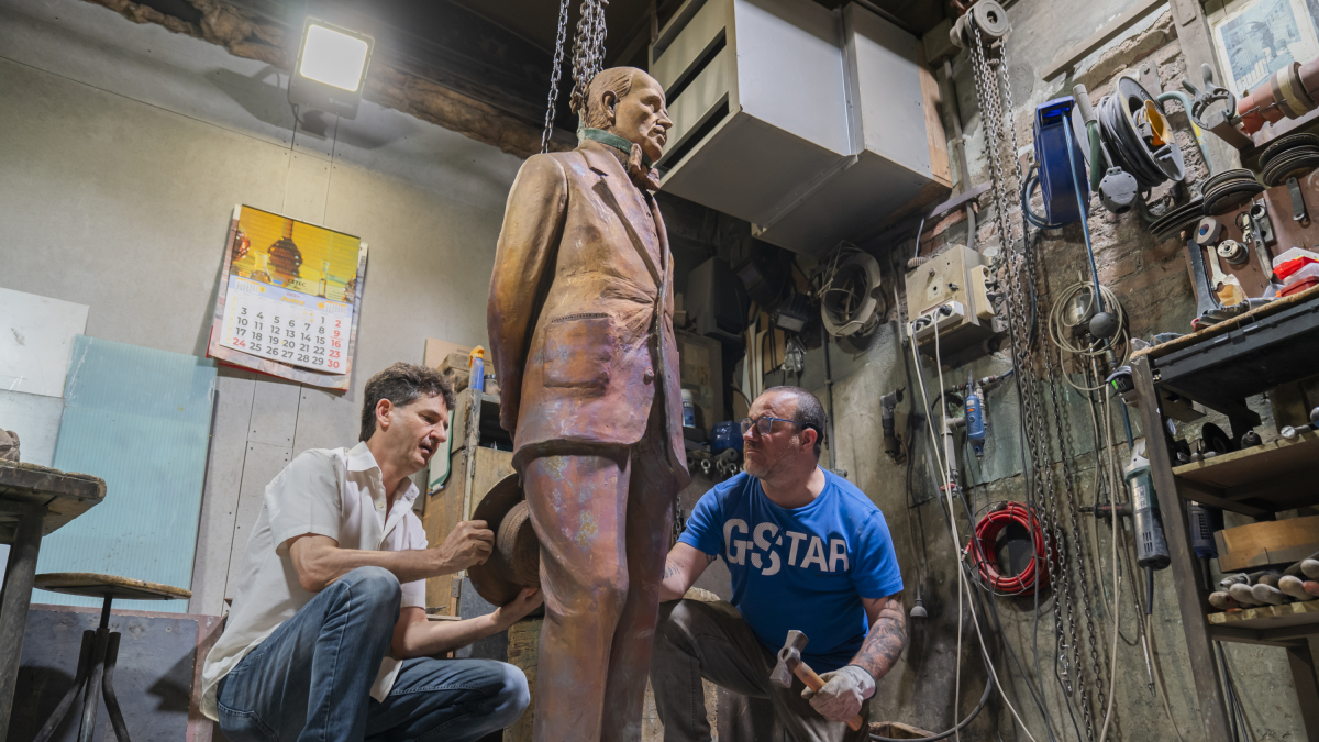 El escultor Joan Serramià y el fundidor artístico Lluís Vidiella, terminando la estatua en la Foneria Ginfer de Reus.