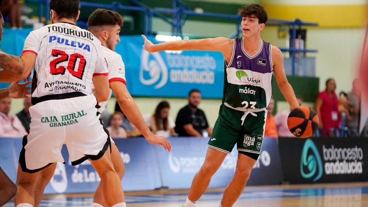 Álvaro Fernández Mena disputant un partit amb Unicaja.