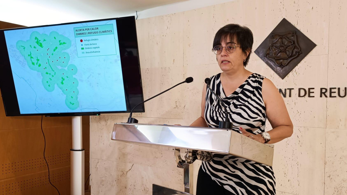 Dolors Vázquez presenta el mapa de la distribución de los refugios climáticos de Reus.