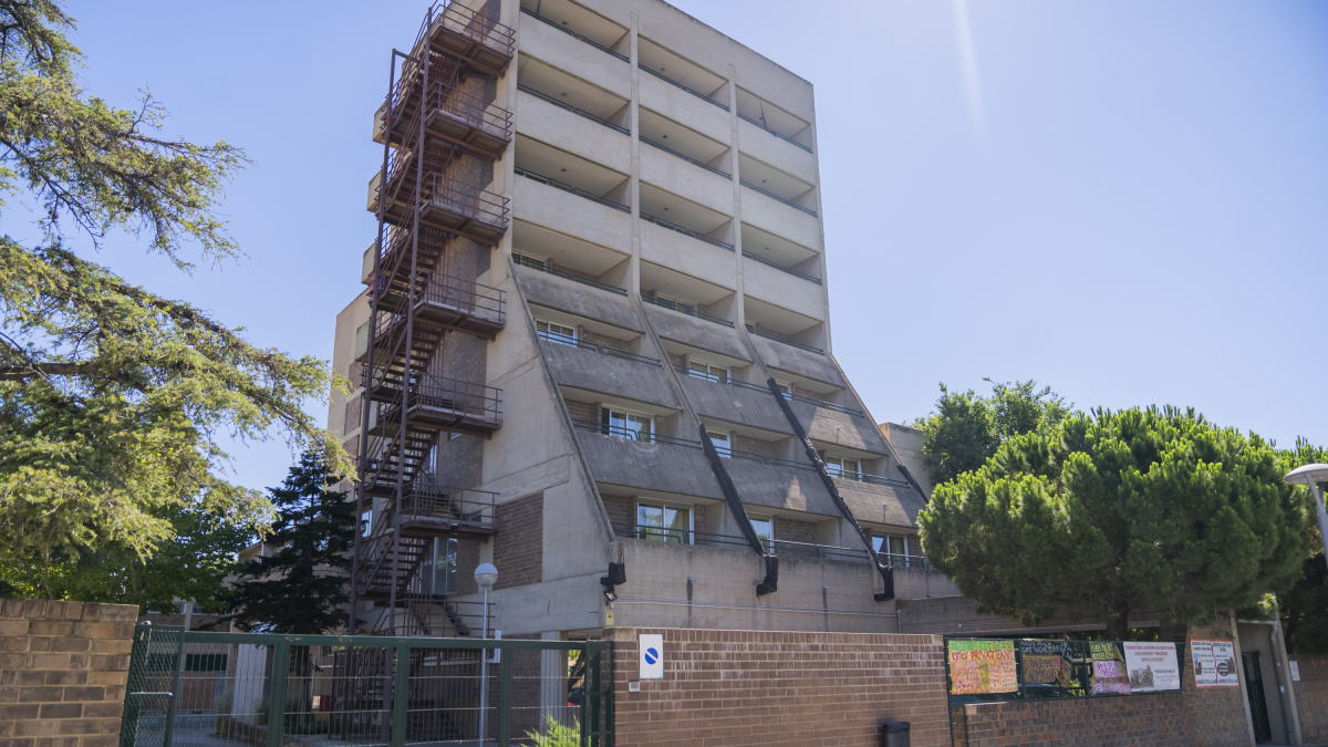 Imagen de la entrada de la residencia de personas mayores de Reus situada en la avenida Segle XX.