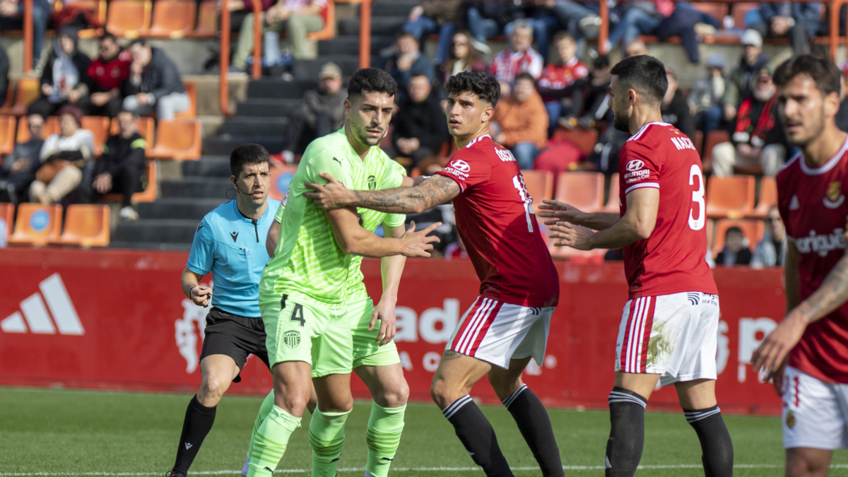 Gorka Pérez, a la izquierda, durante el Nàstic-Lugo de esta temporada.