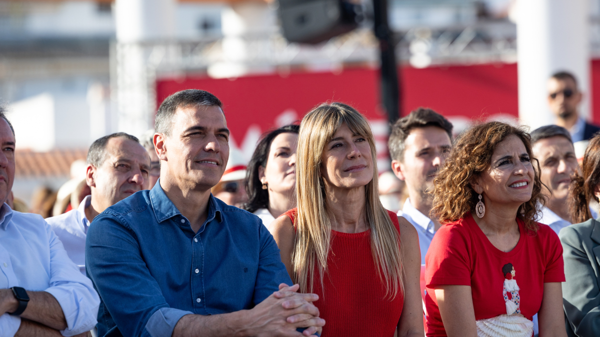El presidente español, Pedro Sánchez, y su mujer, Begoña Gómez, en un acto de campaña europea del PSOE.