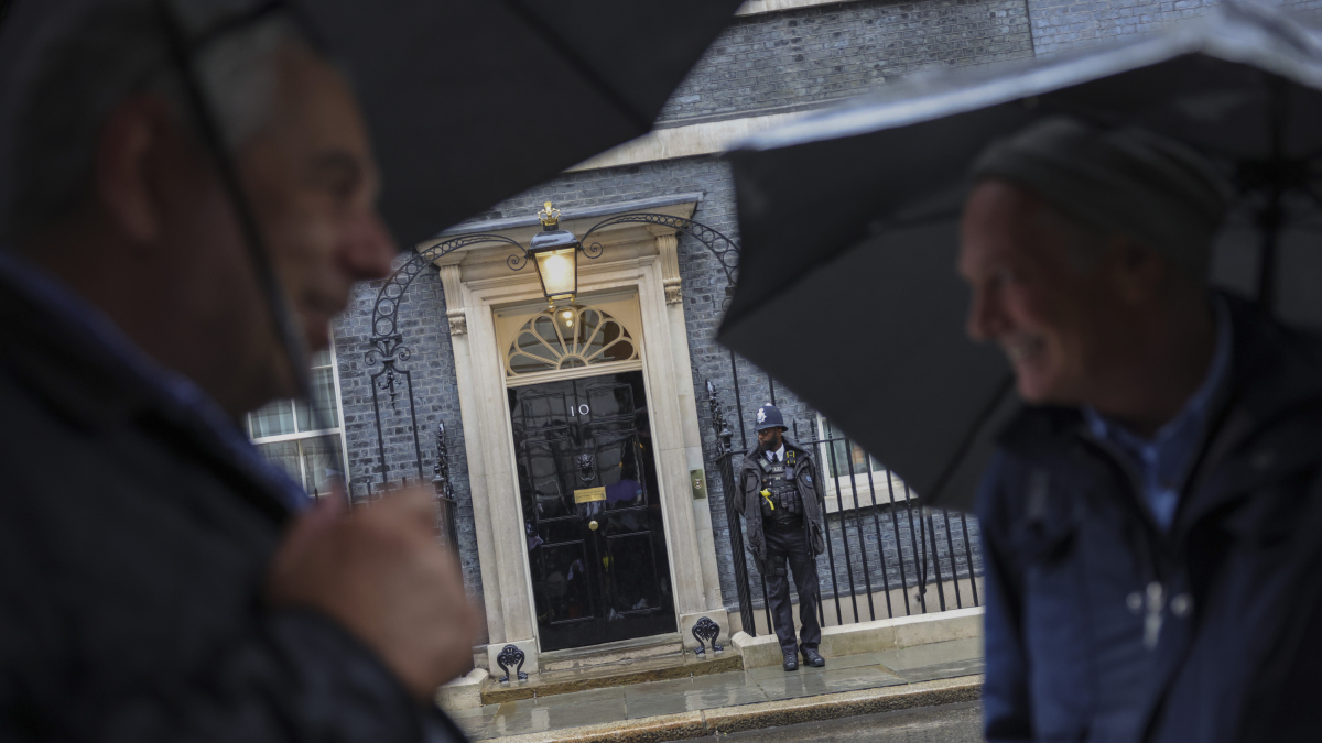 Imatge de la porta del 10 de Downing Street, l'endemà de les eleccions britàniques.