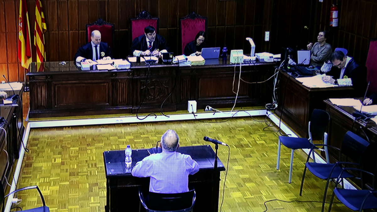 El acusado de un delito continuado de agresión sexual, exgerente de la oficina de turismo de l'Espluga de Francolí, durante su declaración en la última sesión del juicio en la Audiencia de Tarragona.