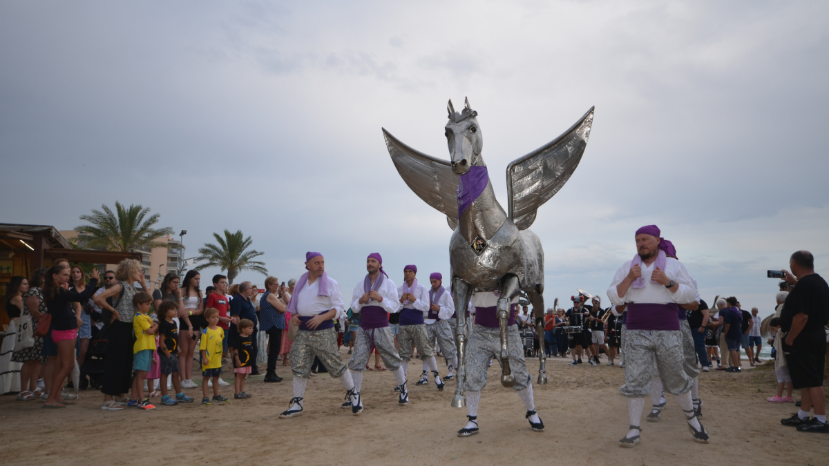 El Cavall Alat bailando la Saeta este sábado en la Pineda.
