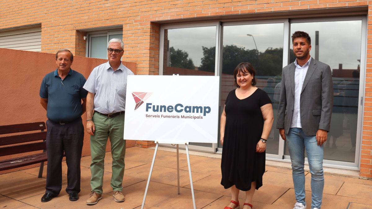 Representantes de los ayuntamientos de Reus, Vila-seca, Salou y Constantí con el cartel de la nueva funeraria supramunicipal FuneCamp.