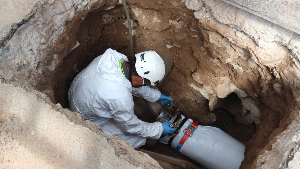 Un trabajador renovando un tramo de la red de alcantarillado de Tarragona con el nuevo sistema de manguera.
