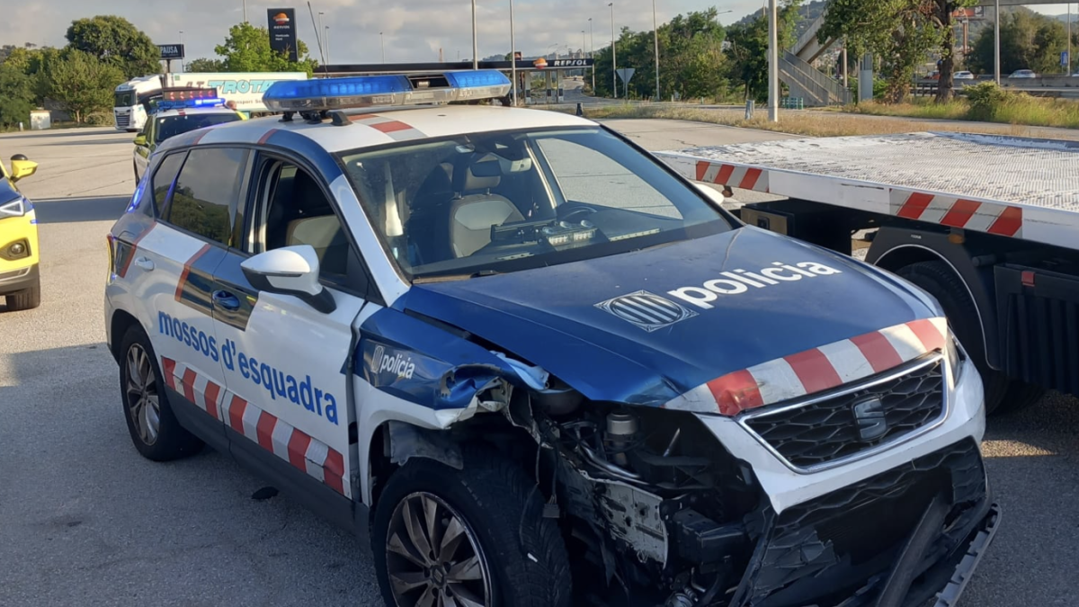Imagen de cómo quedó uno de los coches patrulla.