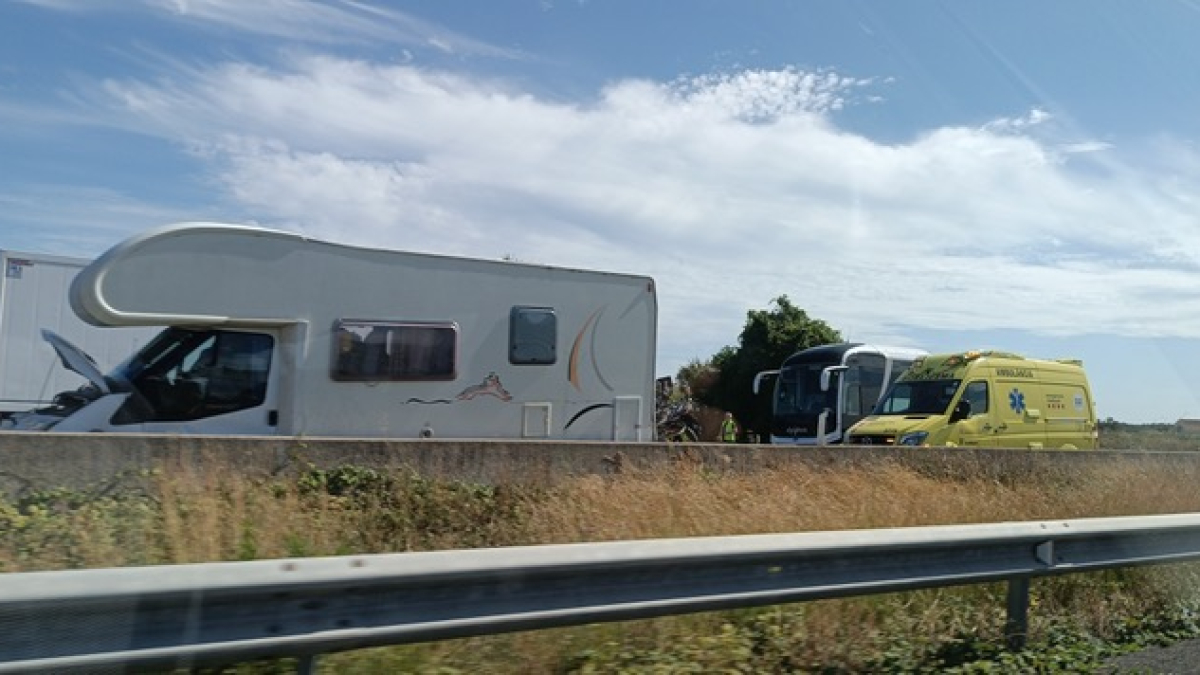 Imatge de l'accident a l'AP-7 entre una autocaravana i un camió