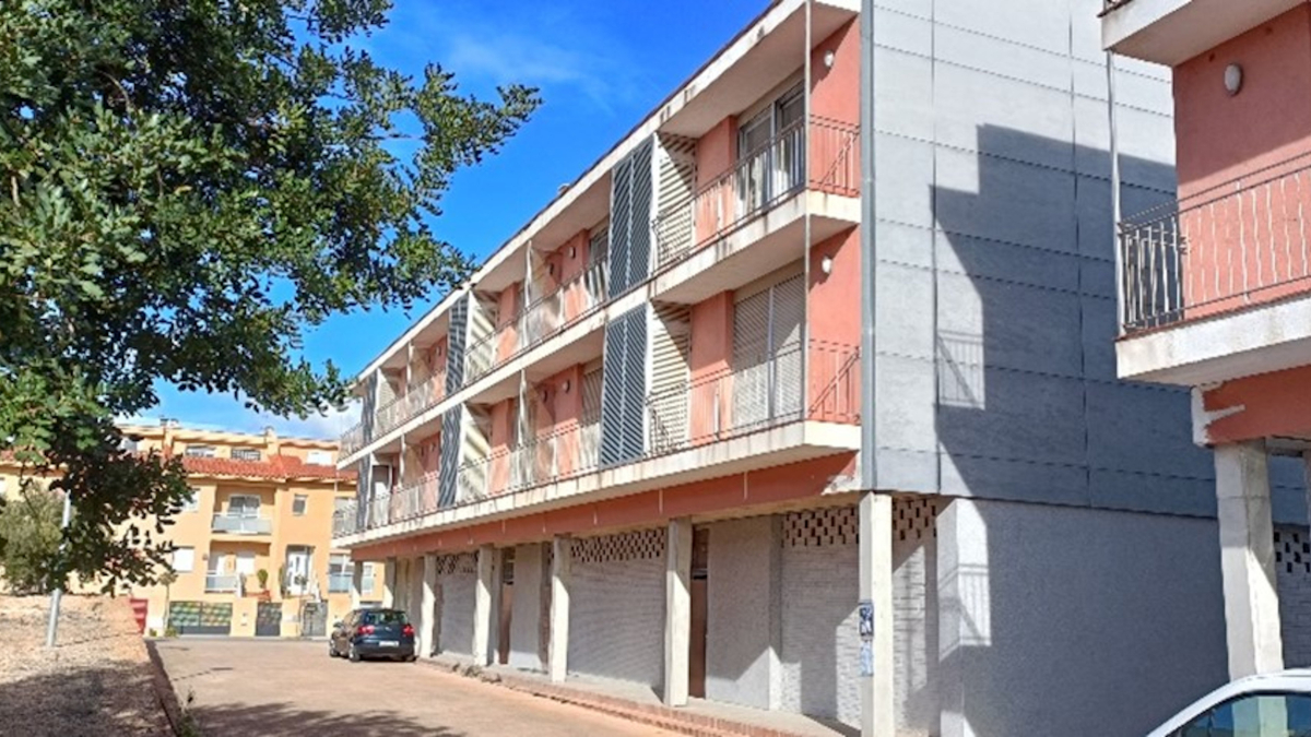 Edifici dels deu habitatges amb protecció oficial lliurats per destinar-los a lloguer social a l'Ampolla.