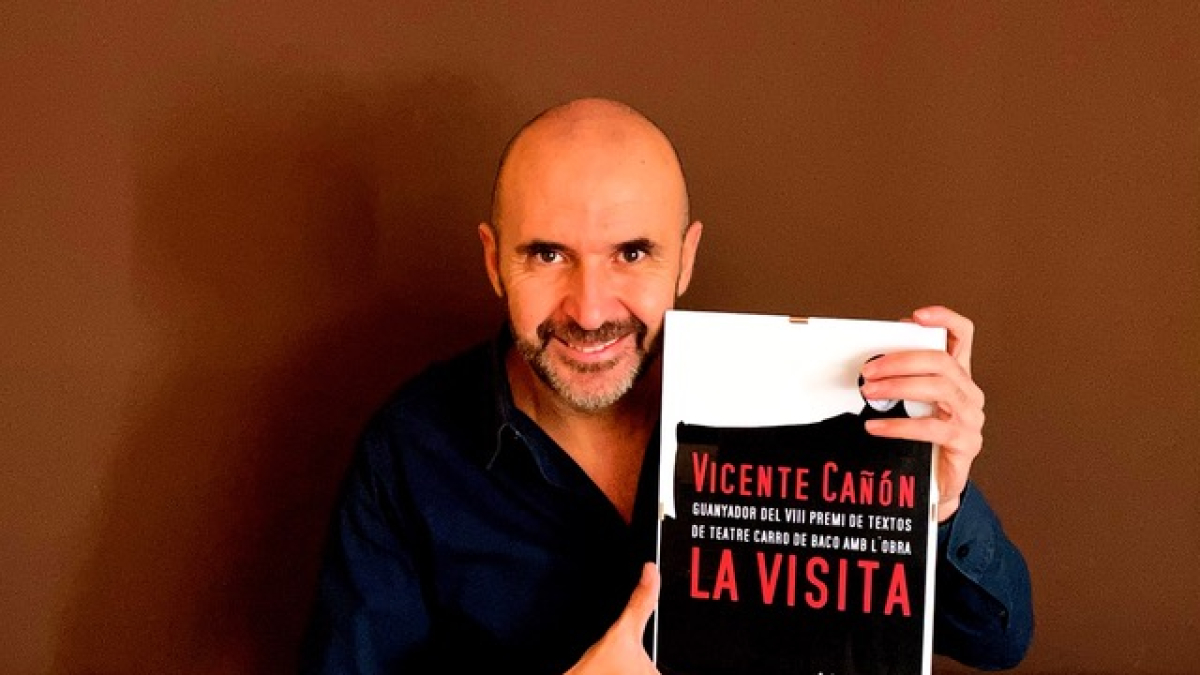 El director y dramaturgo tarraconense Vicente Cañón con el galardón que recibió a los premios Carro de Baco por su obra ‘La visita’.
