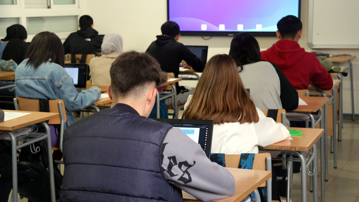 Alumnes enmig d'un examen de competències bàsiques al mes d'abril