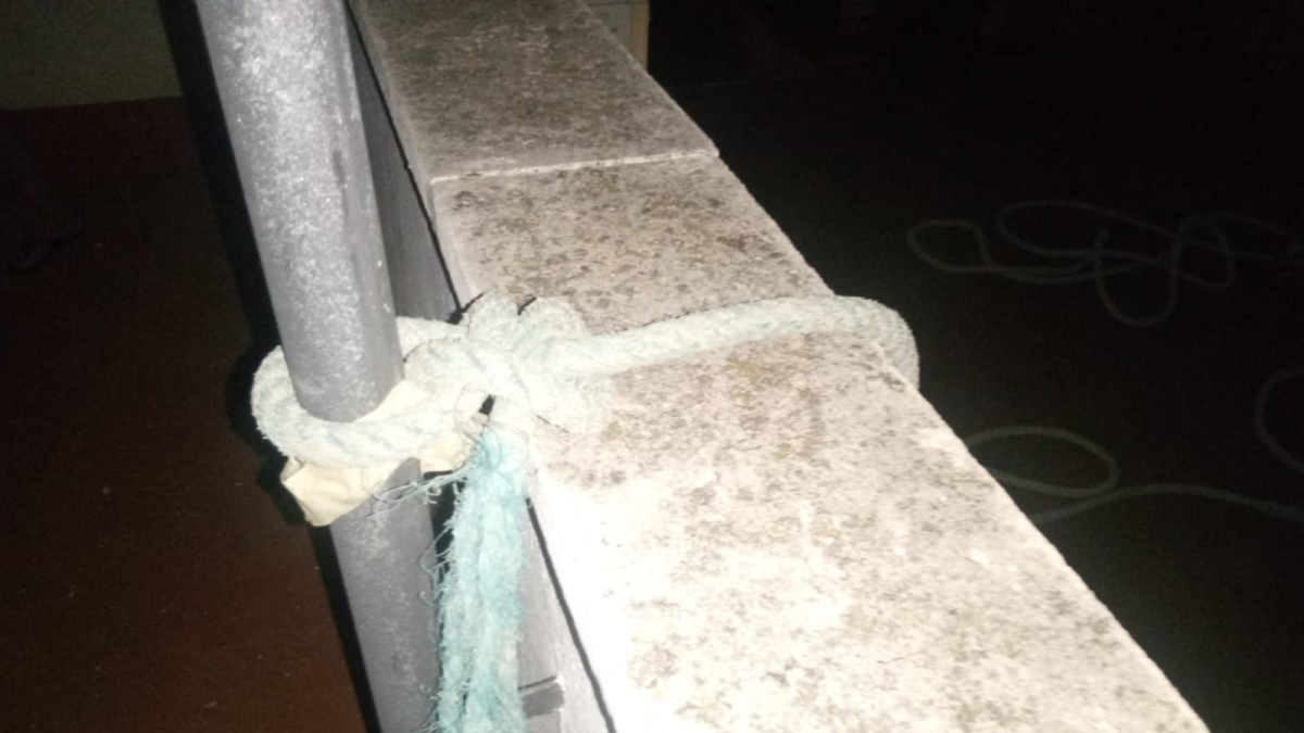Imagen de la cuerda de la que se querían descolgar a los detenidos.