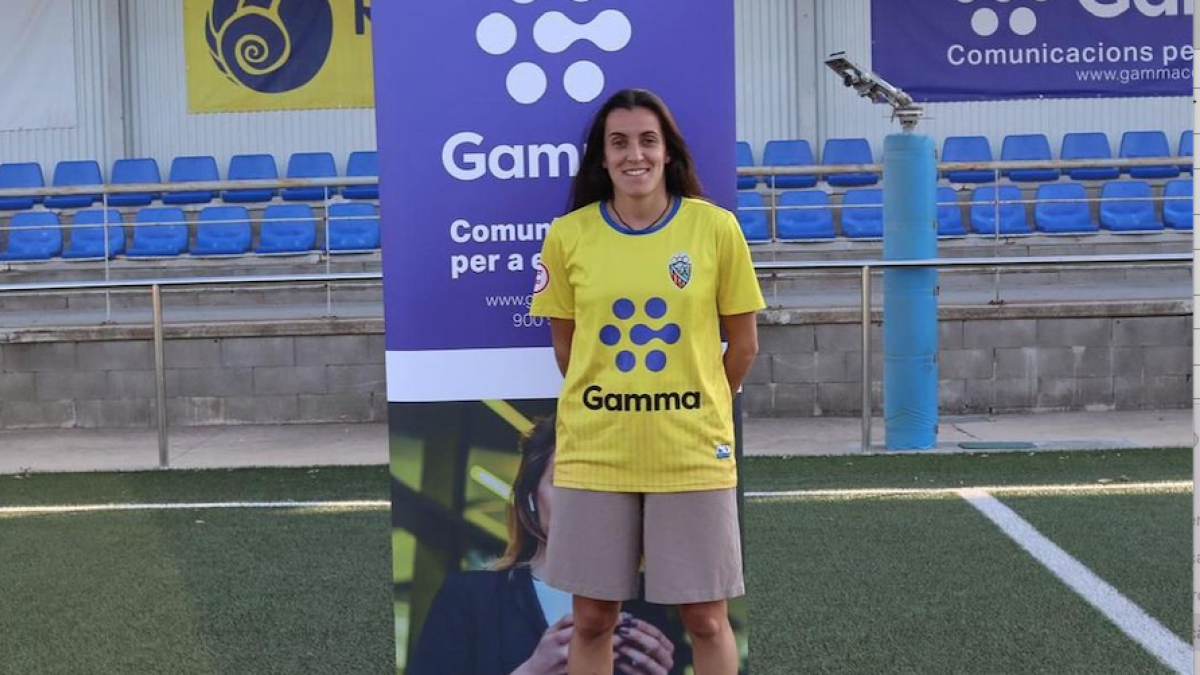 Marta Zaragoza, jugadora que llega del Elche Femenino, durante la presentación.