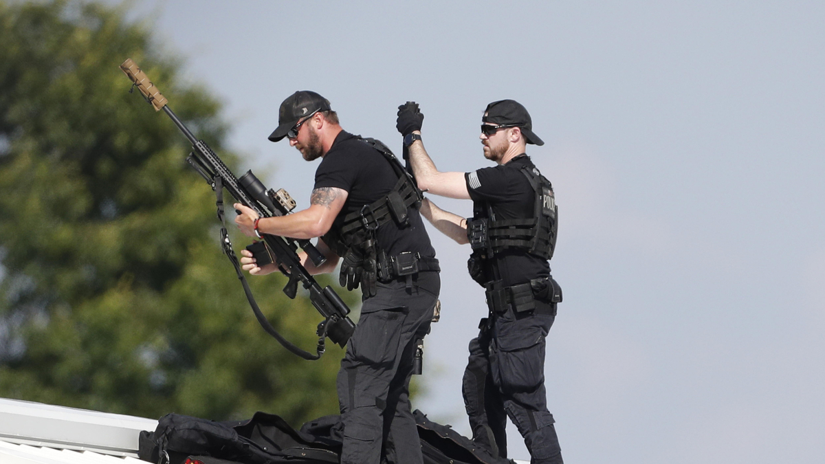 Fuerzas de seguridad que protegían al expresidente Donald Trump durante el mitin
