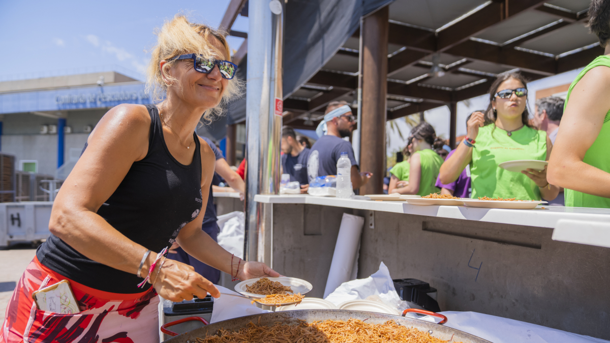 La fideuá popular organizada había vendido cerca de 500 raciones antes de las 14.00 h.