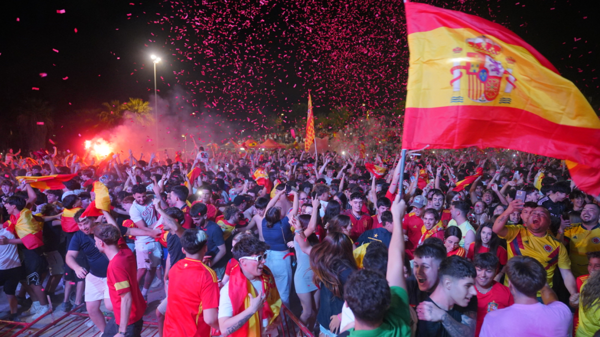 Aficionados tarraconenses celebrando la victoria de la selección española.