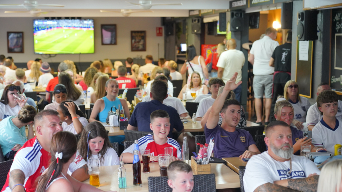 Aficionados ingleses viendo el partido en un pub de Salou.