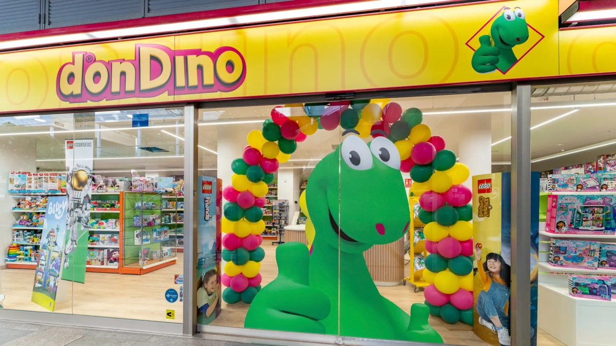 Entrada de la nueva tienda Don Dino.