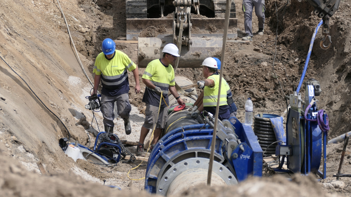 Operarios trabajando en el escape de agua de la cañería del CAT.