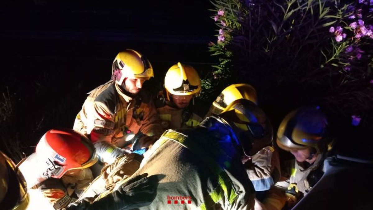 Los Bomberos trabajando en el accidente de l'Ampolla.