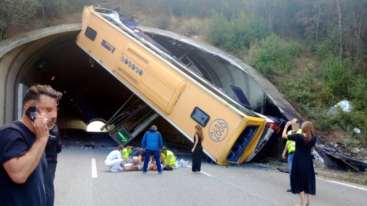 L'autobús que ha bolcat a l'entrada d'un túnel a la C-32 al Maresme.