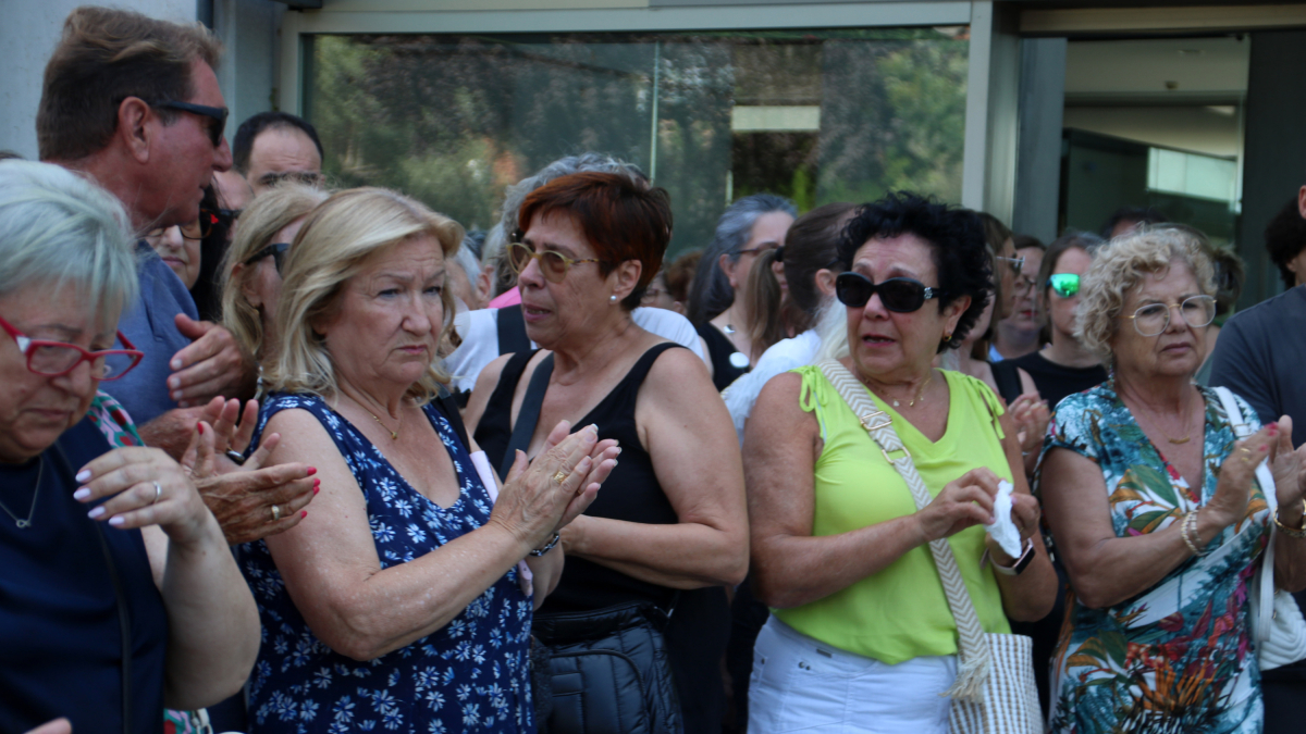 Persones que van assistir al minut de silenci per condemnar el feminici de Salou.